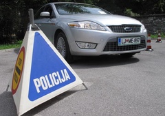 Čudno je vozil, pa so ga ustavili: policisti osupli, ko so videli, kaj vse se dogaja v avtomobilu