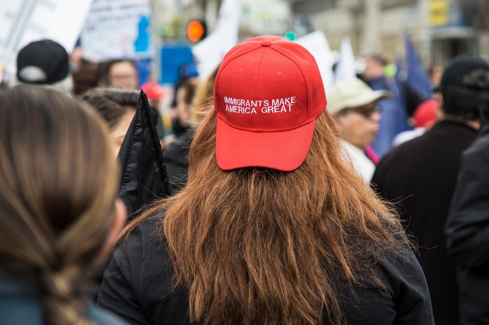 Levičarska aktivista Trumpovim podpornikom razdelila ruske zastave (foto: profimedia)