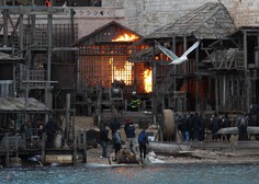 Ekipa filma o Robinu Hoodu zažgala filmsko vas v Dubrovniku