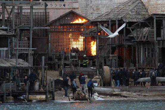 Ekipa filma o Robinu Hoodu zažgala filmsko vas v Dubrovniku