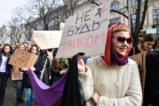 Zaradi protesta pred Kremljem priprli skupino feministk