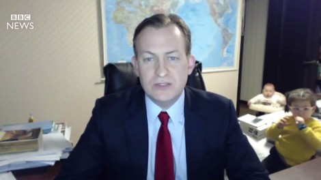 Ko resen intervju za BBC prekine majhna deklica, nato pa še dojenček v hojici!