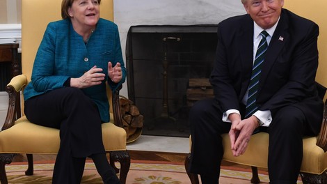 Trump in Merklova v nerodni situaciji glede rokovanja