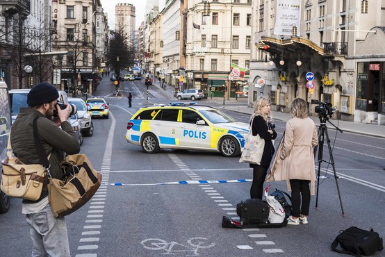 Kaos v Stockholmu: tovornjak zapeljal v množico ljudi! Več mrtvih in veliko ranjenih!