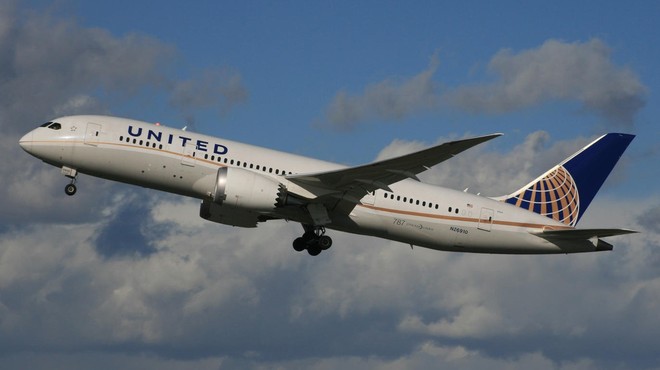 Grozljiva izkušnja potnika United Airlines, ki so ga varnostniki nasilno odvlekli s prenatrpanega letala! (foto: profimedia)