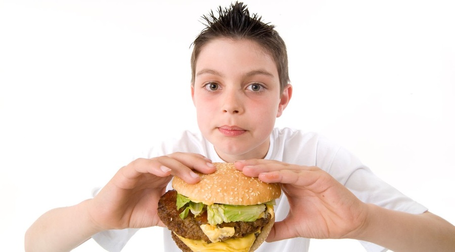 Osemletnik z očetovim vozilom v McDonald's na sirov burger (foto: profimedia)