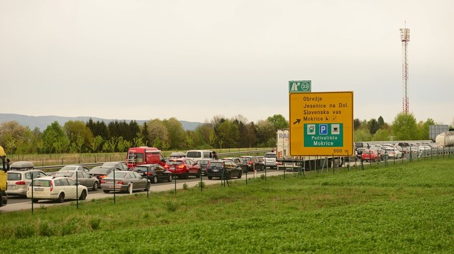 Na mejnih prehodih povečan promet, največja gneča na Obrežju (foto: profimedia)