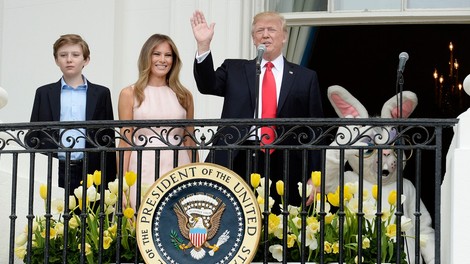 Melania spomnila Trumpa na držo ob himni