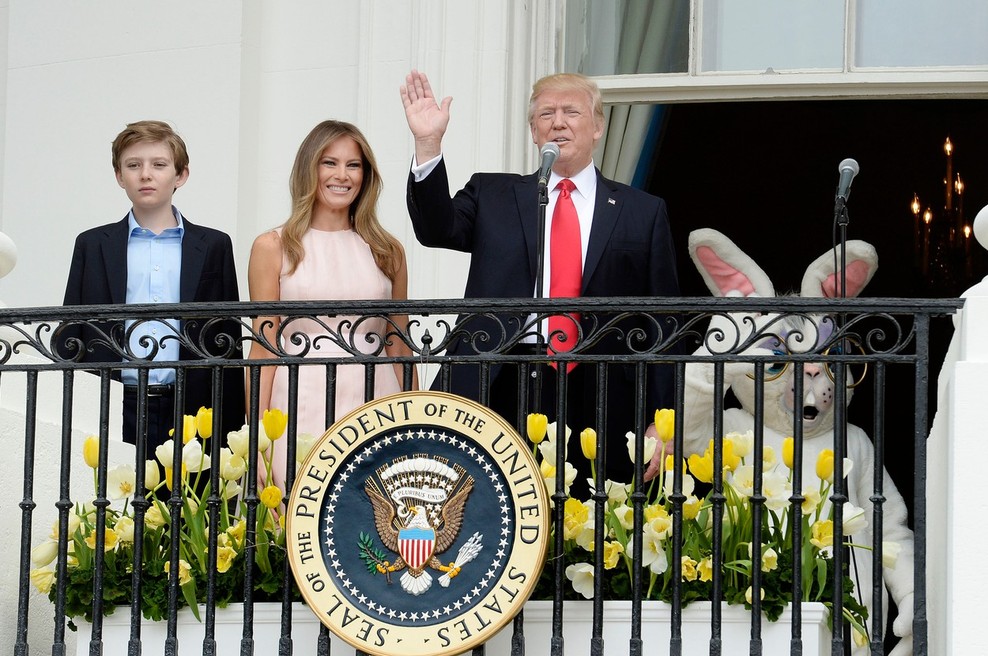 Melania spomnila Trumpa na držo ob himni (foto: profimedia)