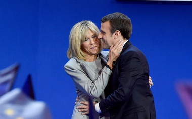 Svet pozorno spremlja volitve v Franciji: v drugi krog gresta Macron in Le Penova!
