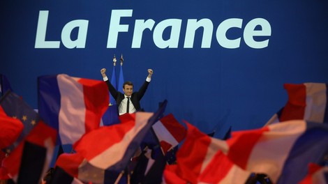 Svet pozorno spremlja volitve v Franciji: v drugi krog gresta Macron in Le Penova!