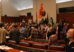 V četrtkovih protestih v Makedoniji poškodovani vsaj 102 osebi