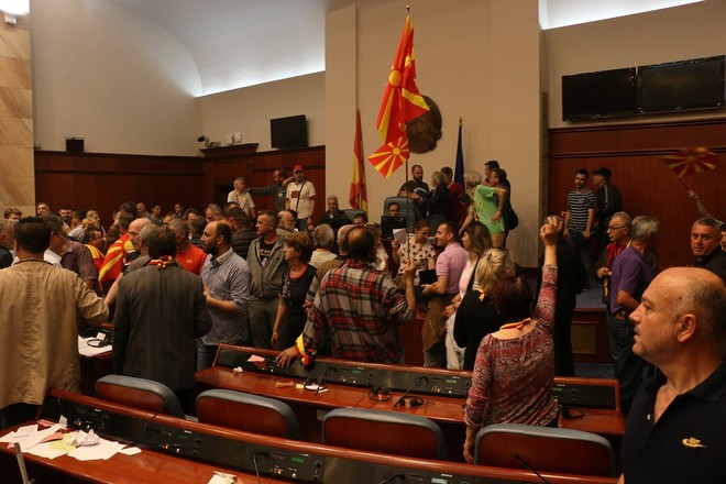 V četrtkovih protestih v Makedoniji poškodovani vsaj 102 osebi (foto: profimedia)