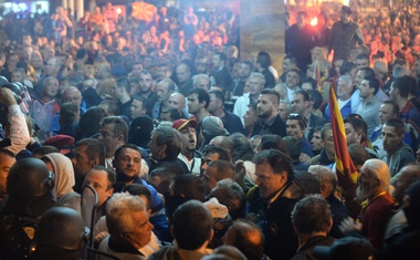 V četrtkovih protestih v Makedoniji poškodovani vsaj 102 osebi