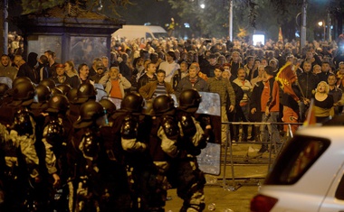 V četrtkovih protestih v Makedoniji poškodovani vsaj 102 osebi