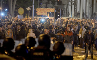 V četrtkovih protestih v Makedoniji poškodovani vsaj 102 osebi