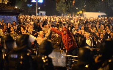 V četrtkovih protestih v Makedoniji poškodovani vsaj 102 osebi