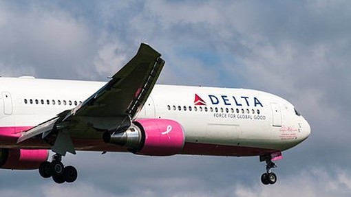 Še en škandal letalske družbe? Tokrat je Delta z letala vrgla družino z otrokom!