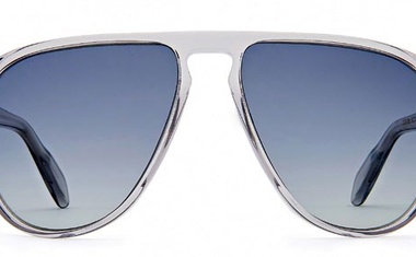 Pogled v poletje s trendovskimi sončnimi očali
