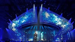 Portugalec Salvador Sobral slavil na 62. Evroviziji s čustveno skladbo Amar Pelos Dois!