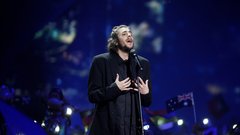 Portugalec Salvador Sobral slavil na 62. Evroviziji s čustveno skladbo Amar Pelos Dois!
