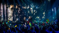 Portugalec Salvador Sobral slavil na 62. Evroviziji s čustveno skladbo Amar Pelos Dois!