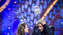 Portugalec Salvador Sobral slavil na 62. Evroviziji s čustveno skladbo Amar Pelos Dois!