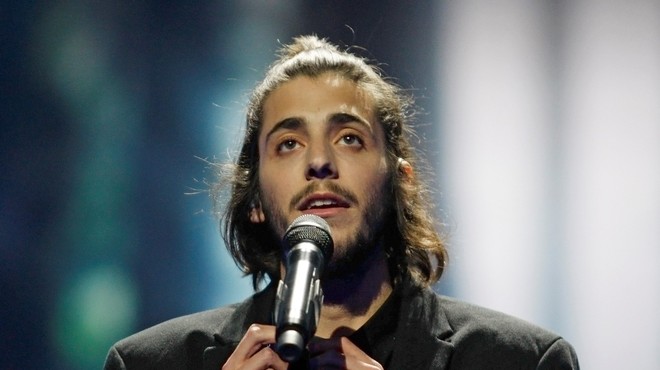 Portugalec Salvador Sobral slavil na 62. Evroviziji s čustveno skladbo Amar Pelos Dois! (foto: profimedia)