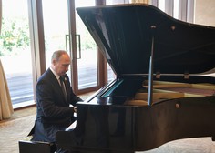 Putin je med čakanjem na kitajskega predsednika igral klavir