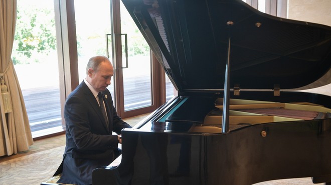 Putin je med čakanjem na kitajskega predsednika igral klavir (foto: profimedia)