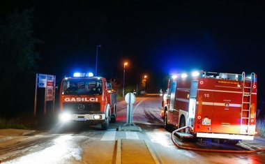 Požar na Vrhniki je pod nadzorom, priporočilo omejitve gibanja na prostem pa še velja!