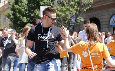 Foto: Maturanti z dežniki, baloni in piščalkami zaplesali četvorko!