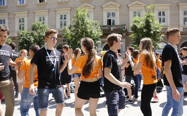 Foto: Maturanti z dežniki, baloni in piščalkami zaplesali četvorko!