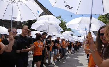 Foto: Maturanti z dežniki, baloni in piščalkami zaplesali četvorko!