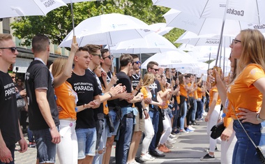 Foto: Maturanti z dežniki, baloni in piščalkami zaplesali četvorko!