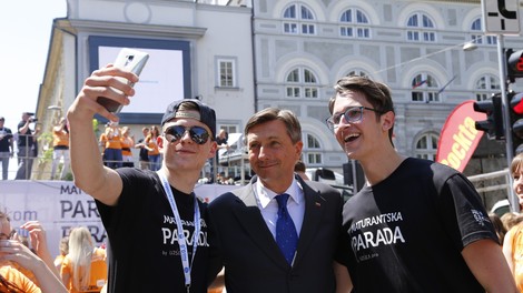 Foto: Maturanti z dežniki, baloni in piščalkami zaplesali četvorko!