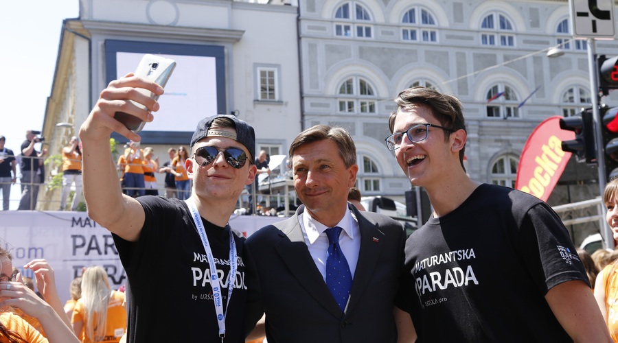 Foto: Maturanti z dežniki, baloni in piščalkami zaplesali četvorko! (foto: Nina Krajnc)