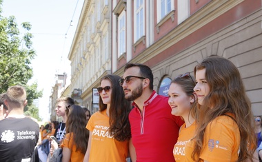 Foto: Maturanti z dežniki, baloni in piščalkami zaplesali četvorko!