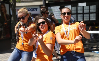 Foto: Maturanti z dežniki, baloni in piščalkami zaplesali četvorko!