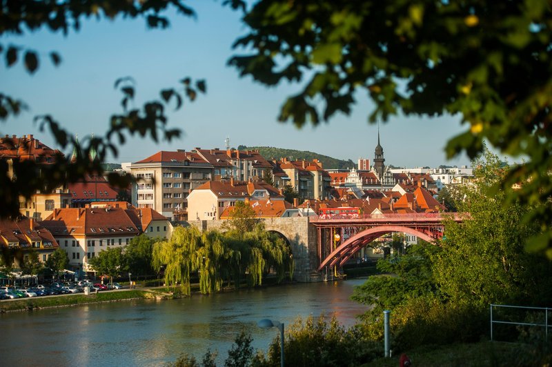 Krvav obračun sredi Maribora: streljanje v peš coni, nevaren 29-letnik še vedno na prostosti!