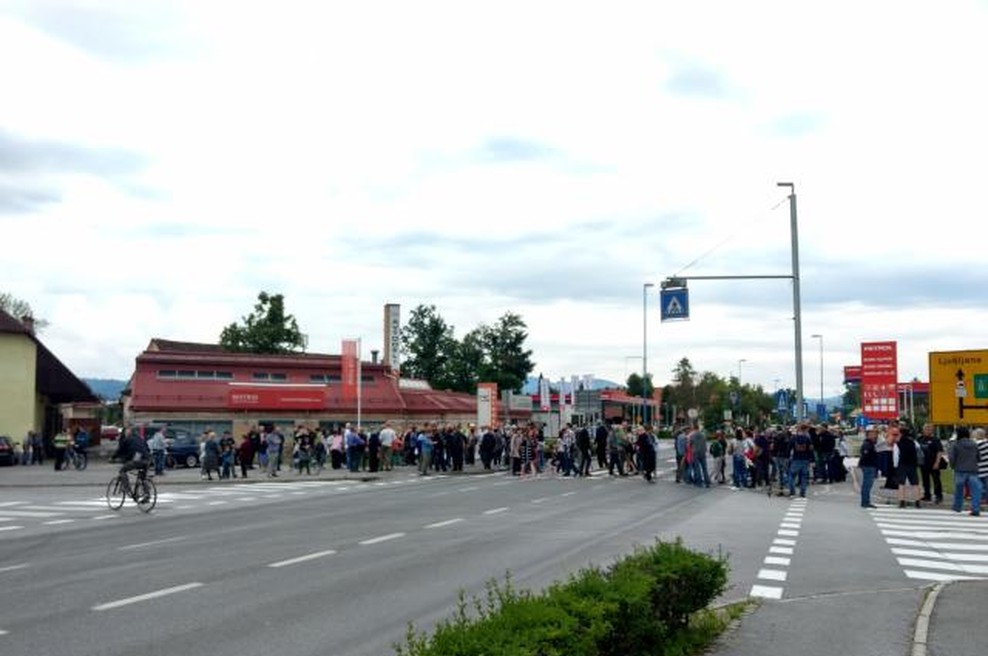 Krajani Sinje Gorice razburjeno na zboru: "Kemis ne sodi v naselje!" (foto: Aljoša Rehar/STA)