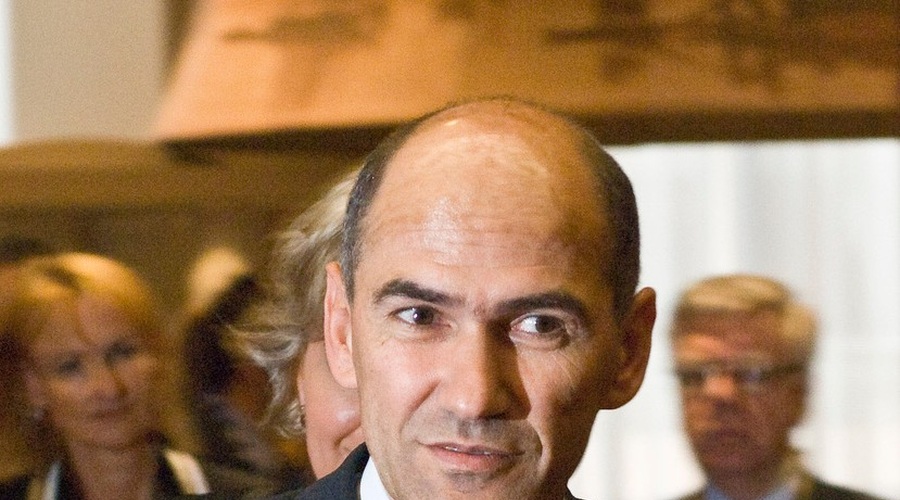 Janez Janša za zdaj premoženje ubranil pred državo, pišejo na Siolu! (foto: profimedia)