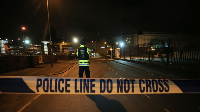 22 mrtvih in več kot 50 ranjenih v eksploziji po koncertu v Manchestru! (foto: profimedia)