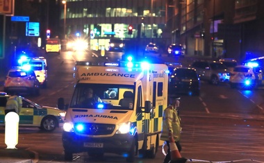 22 mrtvih in več kot 50 ranjenih v eksploziji po koncertu v Manchestru!