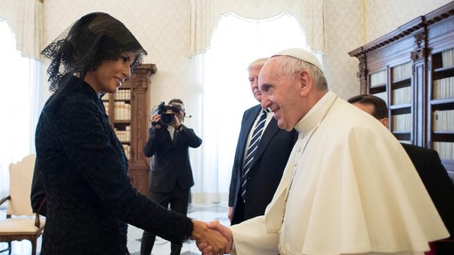 Papež vpraša Melanio: "Kaj mu dajete za jesti?", ta pa naj bi mu odgovorila, da potico! Ali pa je rekla: pico!?