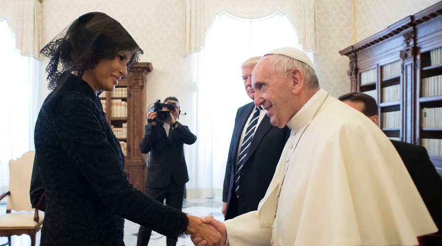 Papež vpraša Melanio: "Kaj mu dajete za jesti?", ta pa naj bi mu odgovorila, da potico! Ali pa je rekla: pico!? (foto: profimedia)