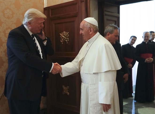 Papež Frančišek v Vatikanu sprejel Trumpa, ki sta ga spremljali Melania in Ivanka - obe v črnem! (foto: profimedia)