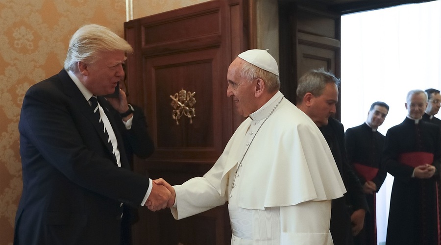 Papež Frančišek v Vatikanu sprejel Trumpa, ki sta ga spremljali Melania in Ivanka - obe v črnem! (foto: profimedia)