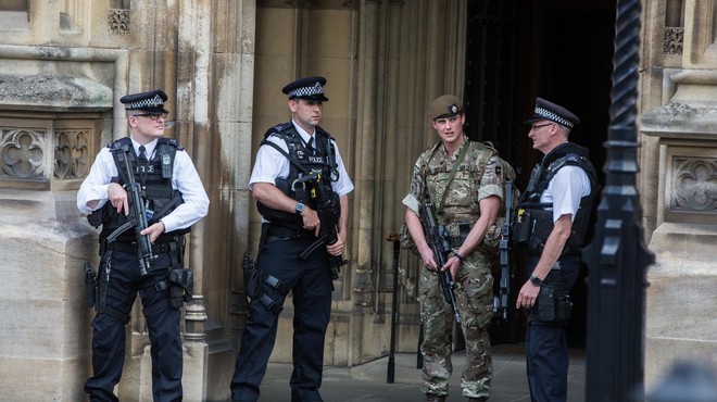 Britanska policija nadaljuje z aretacijami v zvezi s terorističnim napadom v Manchestru (foto: profimedia)