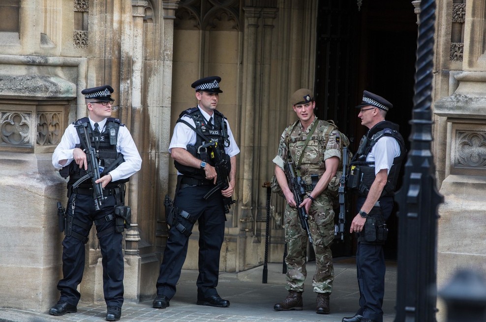Britanska policija nadaljuje z aretacijami v zvezi s terorističnim napadom v Manchestru (foto: profimedia)